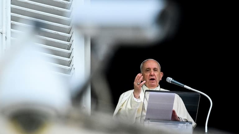Le pape François récite la prière de l'Angélus, le 26 septembre 2021 au Vatican