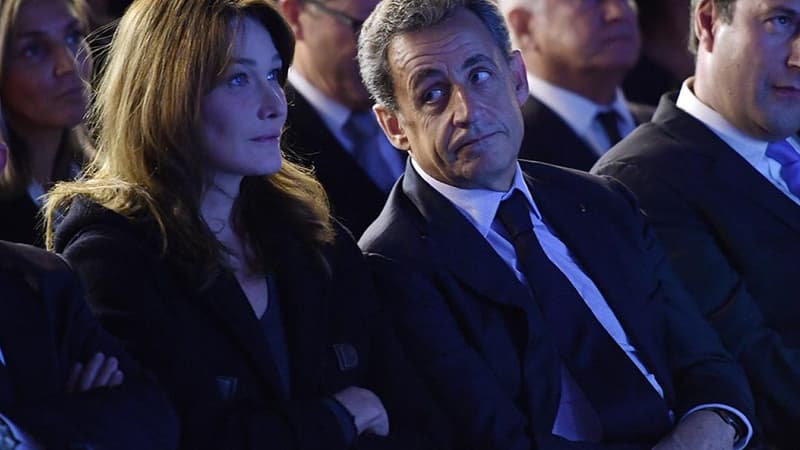 Nicolas Sarkozy et son épouse Carla Bruni lors d'un meeting pendant la campagne des primaires de la droite. 