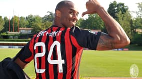 Kobe Bryant avec le maillot de l'AC Milan