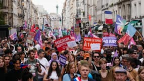 Une manifestation avait lieu à Paris hier contre le tandem Michel Barnier-Emmanuel Macron. 