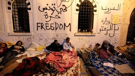 Manifestants de la "caravane de la liberté" s'apprêtant à passer une deuxième nuit devant les bureaux du Premier ministre, à Tunis. Alors que des manifestants continuent d'exiger le départ du gouvernement d'union tunisien et que le chef de l'armée a lancé
