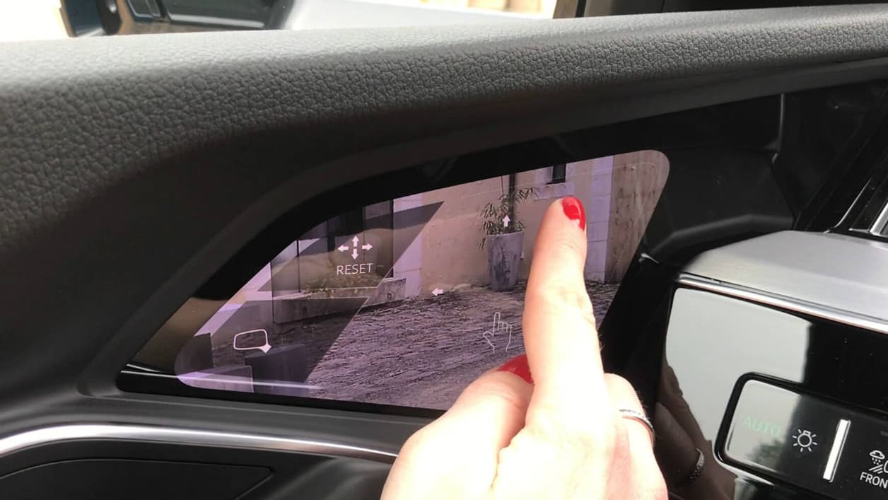 Pour régler les rétroviseurs, il suffit de toucher l'écran tactile, et de déplacer l'image. Comme sur un smartphone.