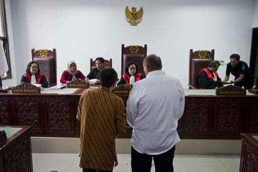 Serge Atlaoui (D) et son interprète devant les juges au tribunal le 1er avril 2015 à Tangerand près Jakarta