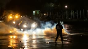 Tirs de gaz lacrymogènes par la police lors d'une manifestation devant le commissariat de Brooklyn Center à Minneapolis (Etats-Unis), le 12 avril 2021