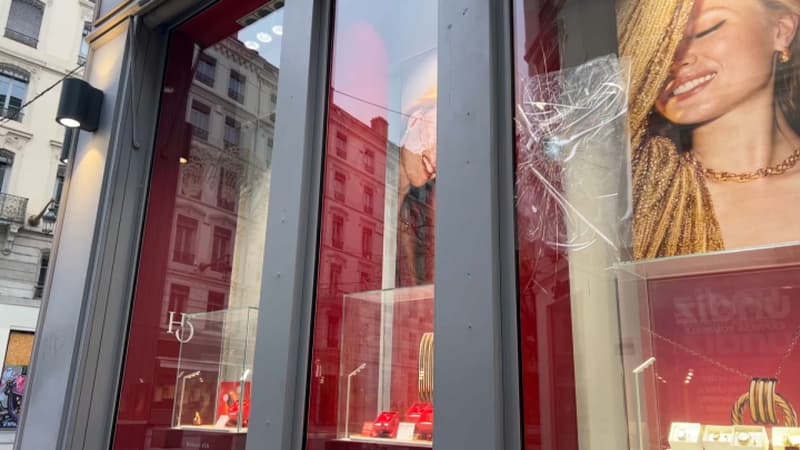 Une boutique du centre-ville de Lyon, dégradée le 27 décembre 2024 par une cinquantaine de jeunes.