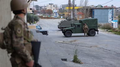 Des soldats libanais montent la garde près d'un barrage routier à Borj El Mlouk le 26 janvier 2025.