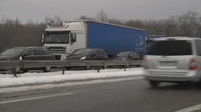 Bloquée à la mi-journée entre Metz et Strasbourg en raison de fortes chutes de neige, l'autoroute A4 a rouvert dans les deux sens lundi après-midi mais le trafic restait perturbé.