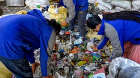 Des Népalais en train de ramasser les déchets à Katmandou en marge de l'ascension de l'Everest, juin 2024