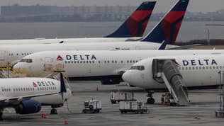 Des appareils de la compagnie aérienne Delta Airlines sur le tarmac de l'aéroport de New York le 24 décembre 2021