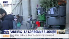 Grève: la Sorbonne bloquée pour demander l'annulation des examens