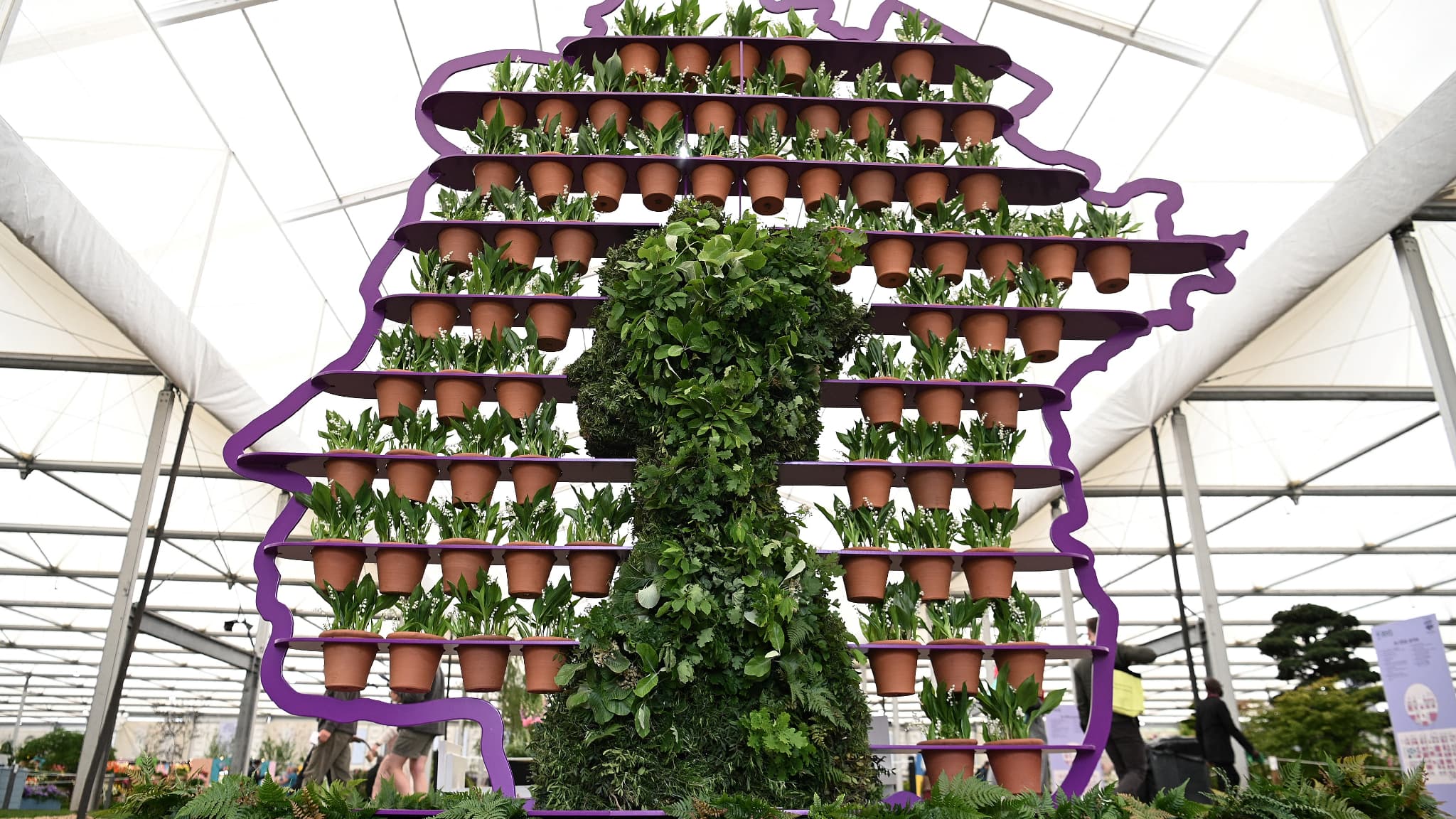 Création imaginée par Simon Lycett en l'honneur de la reine Elizabeth II, comprenant 70 pots fabriqués à la main - un pour chaque année du règne de la monarque, lors du Chelsea Flower Show à Londres le 23 mai 2022. Création imaginée par Simon Lycett en l'honneur de la reine Elizabeth II, comprenant 70 pots fabriqués à la main - un pour chaque année du règne de la monarque, lors du Chelsea Flower Show à Londres le 23 mai 2022.
