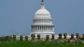 Des soldats de l'armée américaine posent pour une photo de groupe sur le National Mall à Washington DC, le 13 juin 2025. 