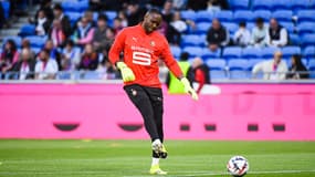 Steve Mandanda à l'échauffement avant le match Lyon-Rennes (4-1, L1), le 26 avril 2025