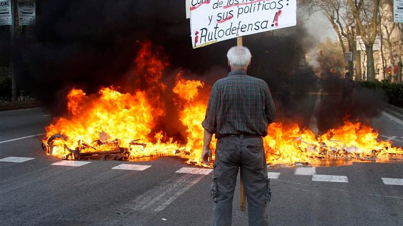 En marge d'une grève générale qui a paralysé jeudi une partie de l'Espagne, des protestataires ont incendié des poubelles et jeté des chaises appartenant à des cafés à Barcelone (photo) et à Madrid, où des échauffourées ont été signalées. /Photo prise le