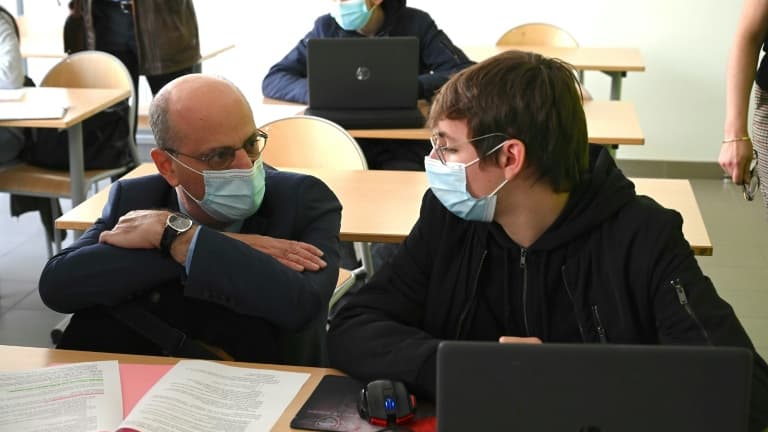 Le ministre français de l'Education Jean-Michel Blanquer parle avec un élève lors de la visite d'un lycée des métiers des bâtiments et de l’énergie à Laxou, le 3 mai 2021 en France