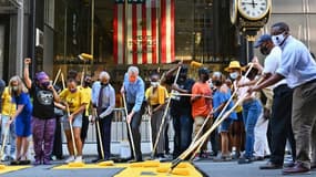Le maire de New York, Bill de Blasio avec à ses côtés le révérend Al Sharpton et sa femme Chirlane McCray, mettent la touche finale aux mots "Black Lives Matter" devant la tour Trump, à New York, le 9 juillet 2020.