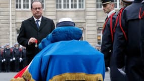 François Hollande devant les cercueils des trois policiers tués la semaine dernière à Paris et Montrouge 