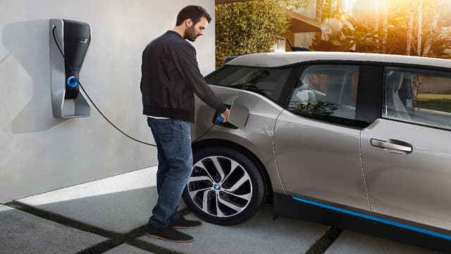 Afin de doper l'achat de véhicules électriques le gouvernement va imposer l'installation de prises domestiques. (image d'illustration)