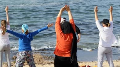 Des femmes libyennes pratiquent des exercices de yoga sur une plage de Tripoli, le 14 avril 2016 Des femmes libyennes pratiquent des exercices de yoga sur une plage de Tripoli, le 14 avril 2016