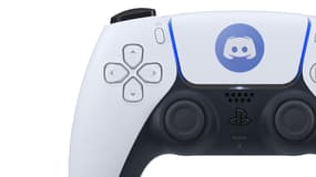 Une manette PlayStation 5 avec le logo de Discord (montage)