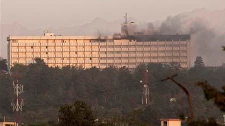 Six à sept taliban, certains portant des ceintures d'explosifs, ont donné l'assaut mardi soir à l'hôtel Intercontinental de Kaboul. L'attaque, à laquelle deux hélicoptères de l'Isaf ont mis fin, a fait au moins dix morts parmi les civils./Photo prise le 2