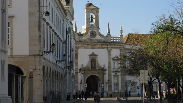 Une trentaine de vols en provenance du Royaume-Uni sont attendus au Portugal, dont plus de la moitié à Faro, principale ville de la région touristique de l'Algarve (sud).