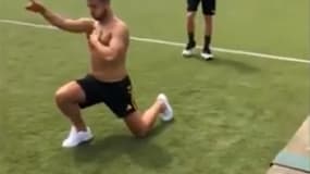 Eden Hazard qui célèbre à la Curry