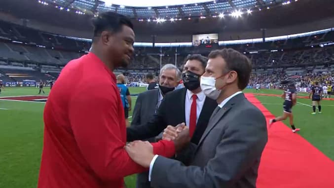 Iosefa Tekori et Emmanuel Macron, au Stade de France le 25 juin 2021 Iosefa Tekori et Emmanuel Macron, au Stade de France le 25 juin 2021