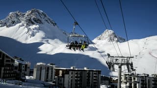 Des skieurs sur une remontée mécanique de la station de Tignes, en Savoie, le 23 janvier 2024 (photo d'illustration).