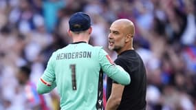Dean Henderson et Pep Guardiola après la finale de FA Cup le 17 mai 2025