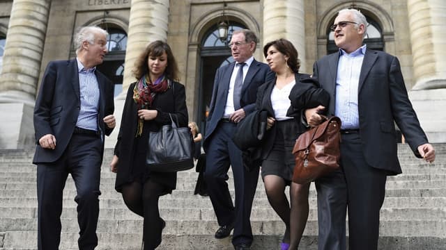 Le procès est suspendu pour répondre à deux questions prioritaires de constitutionnalité.