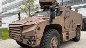 Un blindé Serval devant le ministère des Armées