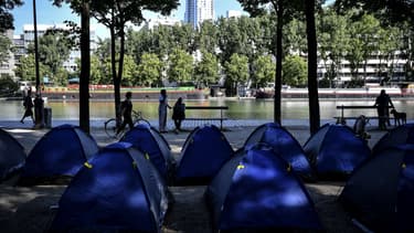 Un campement de migrants s'est installé mercredi sur le bassin de la Villette.