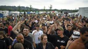 Des participants à une rave party illégale dans un champ à Redon, le 19 juin 2021 en Ille-et-Vilaine