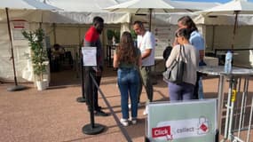 Le barnum installé place Bellecour à Lyon (Rhône) par les TCL pour faciliter l'achat des abonnements lors de la période de rentrée scolaire 2023.