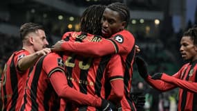 Evann Guessand et Moïse Bombito lors du match de Ligue 1 entre Nice et Saint-Etienne - le 01/03/2025