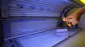 Une cabine de bronzage.