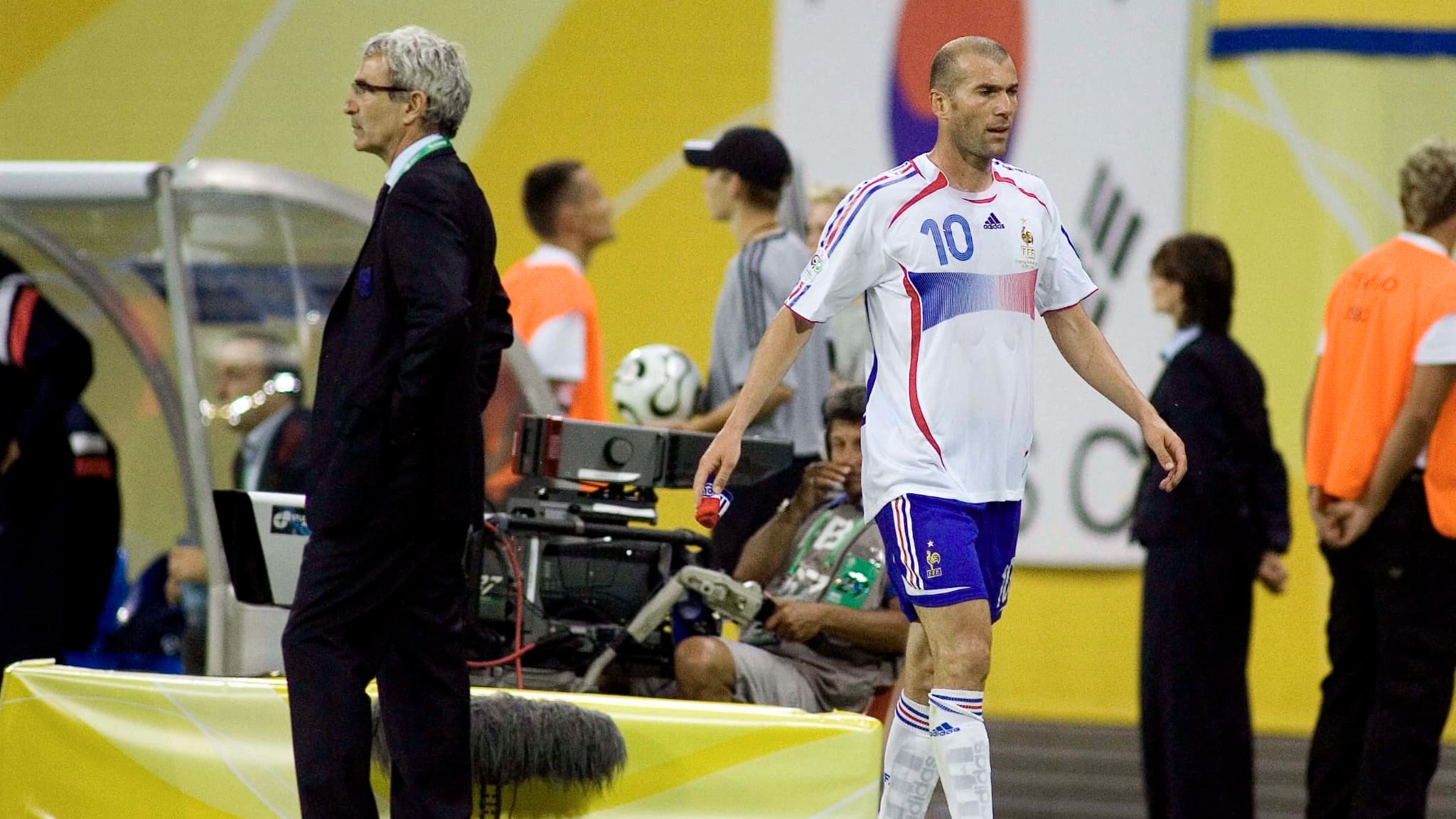 Le sélectionneur Raymond Domenech et Zinédine Zidane lors de France-Corée du Sud pendant la Coupe du monde, le 18 juin 2006