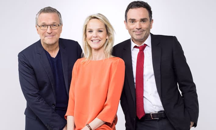 Laurent Ruquier entouré de ses deux chroniqueurs, Vanessa Burggraf et Yann Moix.