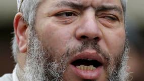 L'imam radical Abou Hamza Masri a été extradé vendredi du Royaume-Uni vers les Etats-Unis, où il est accusé de terrorisme, après le rejet de son ultime recours pour éviter son transfert. L'imam, âgé de 54 ans, purgeait une peine de sept ans de prison en G