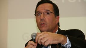 le député UMP de Mayenne, Yannick Favennec, demande à Luc Ferry de rembourser personnellement à l'université Paris VII les salaires perçus pour des cours qu'il n'a pas pu assurer.