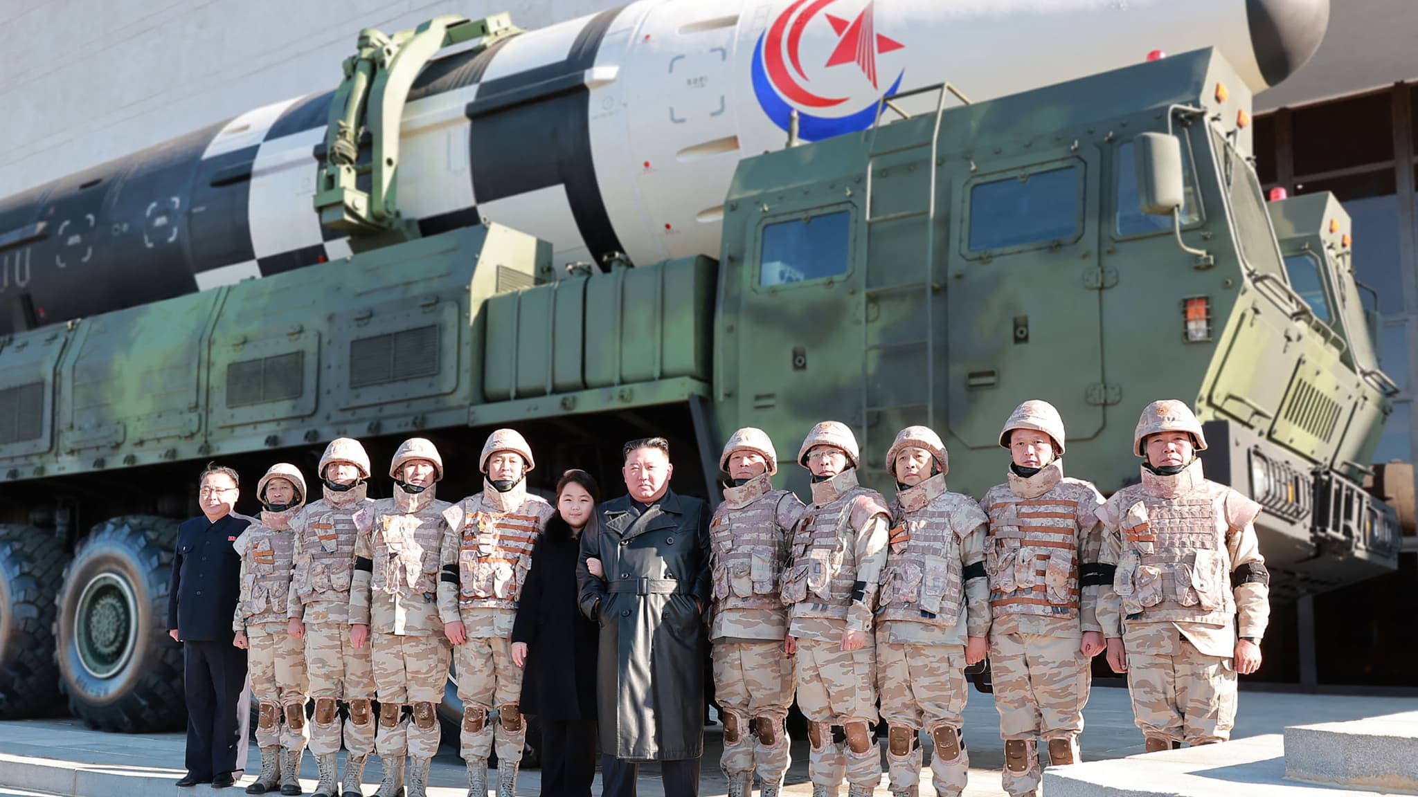 Kim Jong-un et sa fille devant le Hwasong-17. 