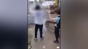 Dans une vidéo visionnée par BFM Lyon, un collégien de Vénissieux se fait agresser par plusieurs de ses camarades le 24 mars 2025.