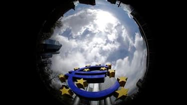 Le Parlement français a définitivement adopté le projet de loi mettant en oeuvre la part française du plan de stabilisation de la zone euro. Après l'Assemblée lundi, le Sénat a adopté jeudi par 309 voix contre 24 le projet de loi de finances rectificative