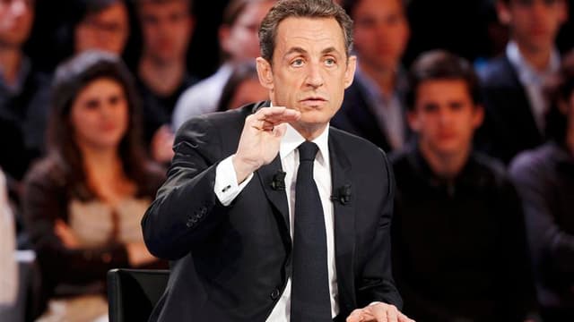 Nicolas Sarkozy a accusé jeudi la candidate écologiste Eva Joly de se faire l'écho de "ragots" en l'accusant "sans aucune preuve" d'avoir bénéficié de financements illégaux, notamment de la famille Bettencourt, lors de sa campagne pour la présidentielle d