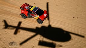 La Prodrive, pilotée par Sébastien Loeb, assisté de son co-pilote belge Fabian Lurquin, lors de la 2e étape du rallye-raid Dakar 2022, une spéciale entre Ha'il et al-Qaisumah (Arabie saoudite), le 3 janvier 2022
