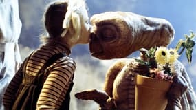 E.T. l'extraterrestre de Steven Spielberg a été retouché numériquement.