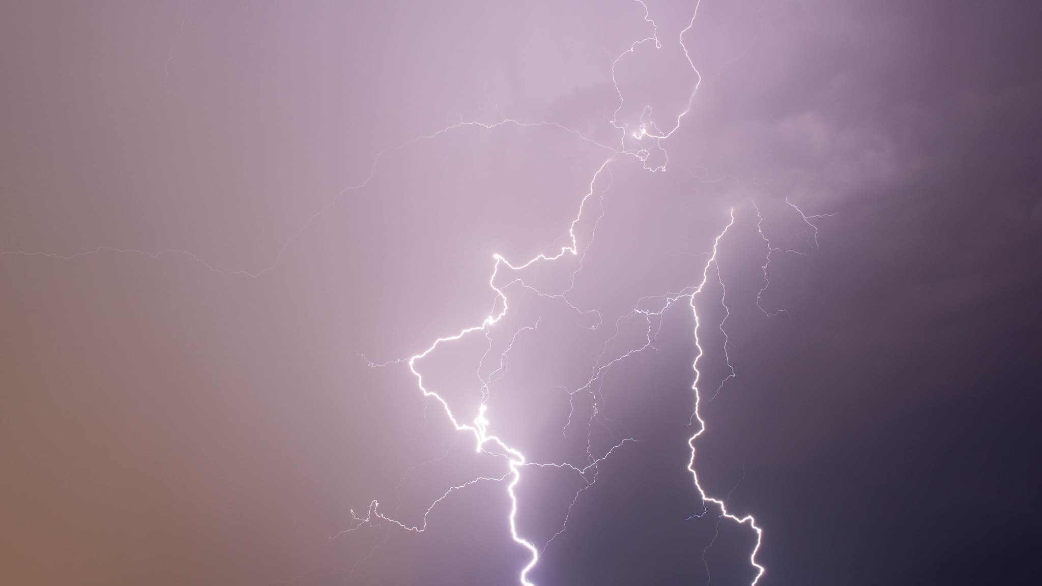 Two tourists died due to lightning on the beach