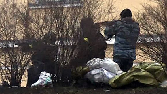 La police tire sur les manifestants avec des armes automatiques, capture d’une vidéo d’un journaliste de l’AFP. La police tire sur les manifestants avec des armes automatiques, capture d’une vidéo d’un journaliste de l’AFP.