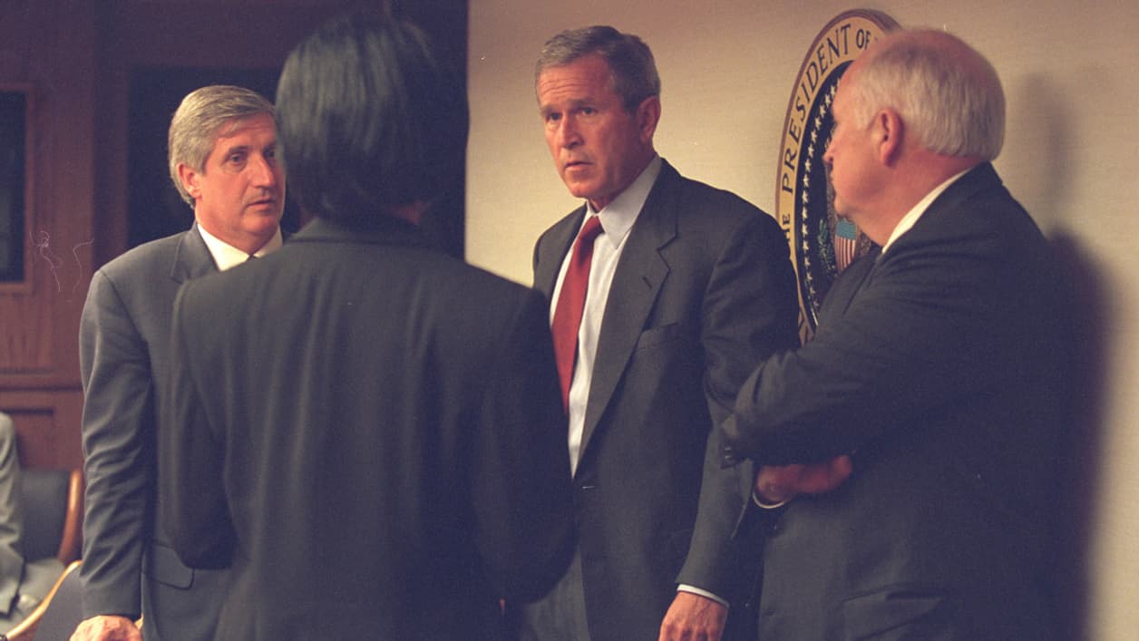George W. Bush à son arrivée dans les sous-sols de la Maison-Blanche George W. Bush à son arrivée dans les sous-sols de la Maison-Blanche